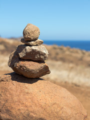 Fototapeta na wymiar Steinskulptur an Meeresküste Madeiras