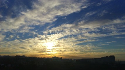 Fototapeta na wymiar Güneş ve bulutlar
