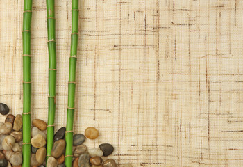 bambou et cailloux sur fond de toile de jute