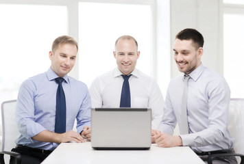 Obraz na płótnie Canvas business team working with laptop in office
