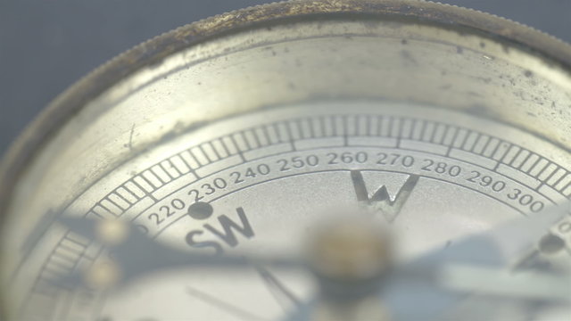The arrow of the compass on the N direction