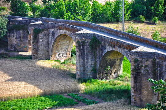 Coria, C&aacute;ceres, cultivos bajo el puente antiguo del r&iacute;o Alag&oacute;n