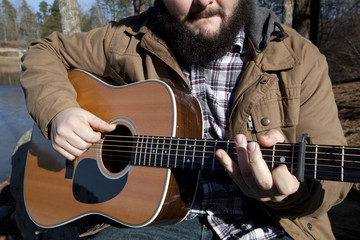 Obraz premium A folk country musician playing his guitar.