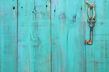 Skelettschlüssel hängt an blaugrüner Holztür