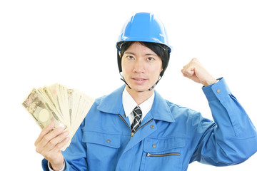紙幣を持つ笑顔の労働者