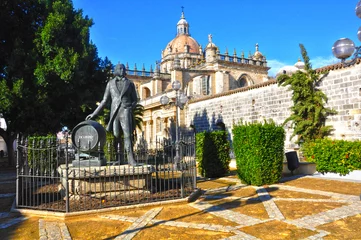 Fotobehang Jerez, monumento al Tío Pepe con la catedral al fondo, Cádiz, Andalucía, España © luisfpizarro