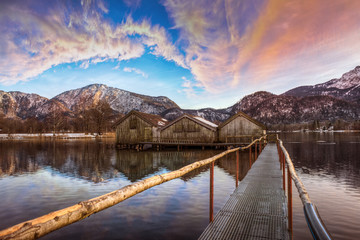 Alpensee bei Sonnenuntergang mit Steg