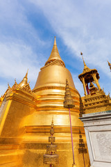 Fototapeta premium goldener Chedi am Wat Phra Kaeo in Bangkok