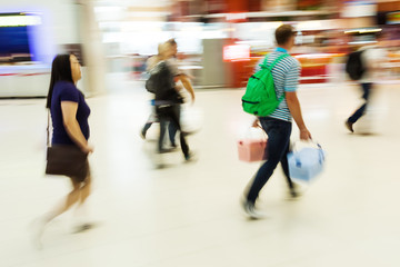 Menschen am Flughafen in Bewegungunschärfe