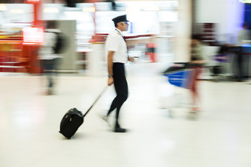 Pilot am Flughafen in Bewegungsunschärfe