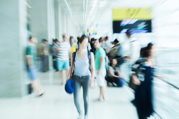 Menschen am Flughafen mit kreativem Zoom-Effekt