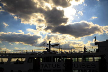 雲と光と遊覧船