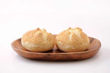 お皿にのせた ドイツのパン カイザーセンメル 白背景