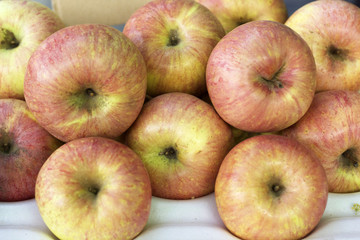 red apples