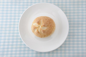 お皿にのせた ドイツのパン カイザーセンメル テーブルクロス