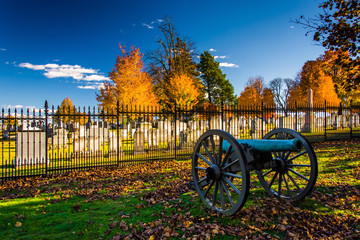 Fototapeta na wymiar Cannon and a cemetery at Gettysburg, Pennsylvania.
