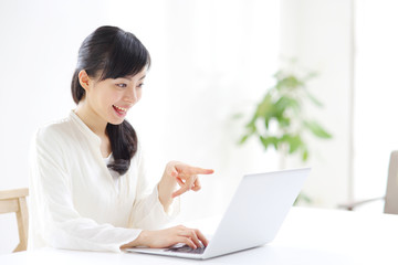 パソコン・若い女性