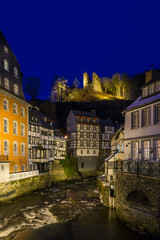 Naklejka premium Rotes Haus und Haller zur Blauen Stunde