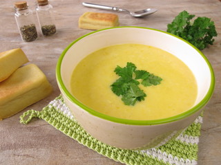 Maiscremesuppe und kleine Maisbrote