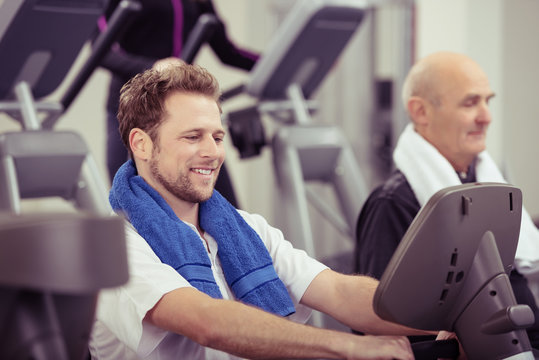 menschen trainieren im fitness-center