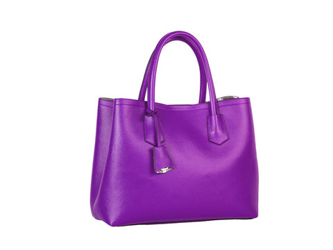 Bolso violeta de mujer sobre fondo blanco aislado. Vista de frente