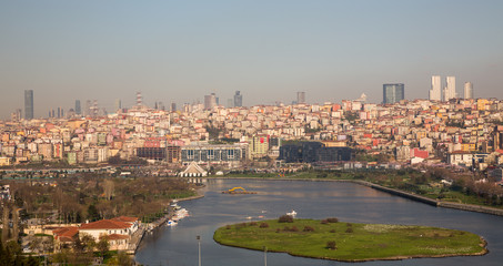 Fototapeta premium Kolorowe domy i biurowce na wzgórzu w Stambule