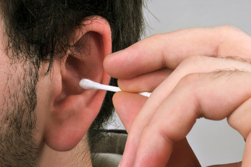 Nettoyage d'oreille au coton tige
