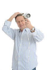 älterer Mann beim Haare föhnen