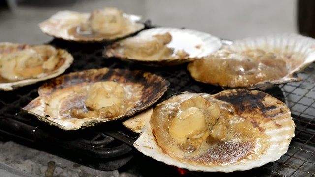 炭で焼いているホタテ