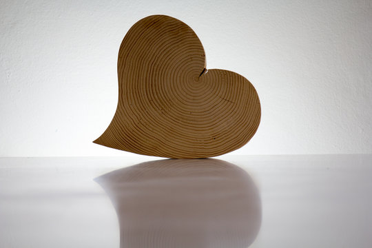 Holz - Herz auf wei&szlig;em Grund