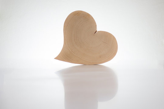 Holz - Herz auf wei&szlig;em Grund 2