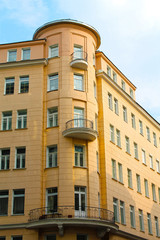 Fototapeta premium yellow house on Arbat street in Moscow