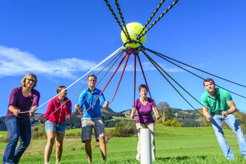 Kooperationsspiel beim Outdoor-Teambuilding
