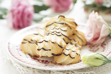 Cat's tongue cookies with chocolate