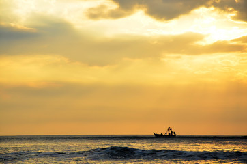 Fototapeta na wymiar Fishing boat floating on the sea in morning and sunrise time