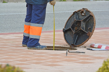 trabajando en una alcantarilla