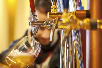 Fotobehang Bar Bier in een glas gieten