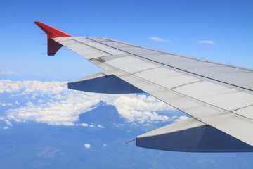Obraz premium Wings of an airplane flying 