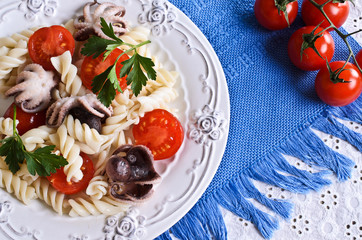 Salad with octopus, pasta and tomato