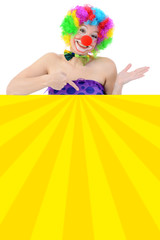 Clown zeigt auf buntes Plakat mit Textfreiraum