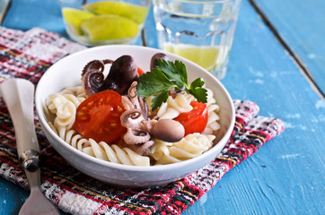 Salad with octopus, pasta and tomato