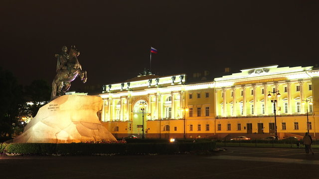 Monument to Peter I on the Senate square in St. Petersburg. Bron