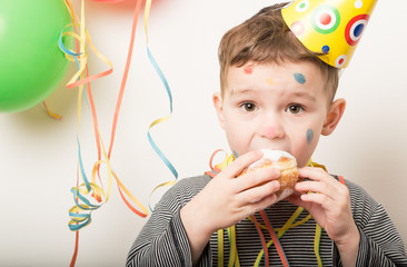 Faschingskind beißt in pfannkuchen