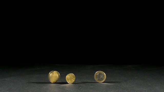 drei euro muenzen und eine in bewegung mit schwarzen hintergrund