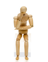 考えるポーズをする人形