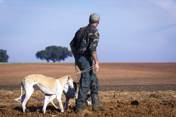 Cazadores con sus perros cazando