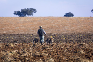 Cazadores con sus perros cazando