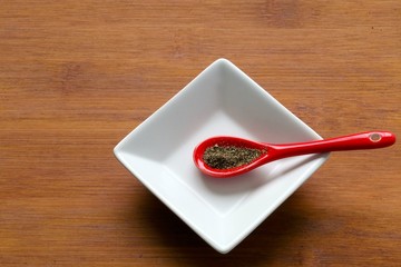 赤いスプーンに胡椒