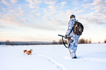 Fototapeta na wymiar hunter with a dog on a frosty day