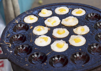 making fried quail eggs in asia market